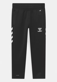 Zwarte sportbroek met een elastische tailleband, twee zijzakken, wit logo en drie strepen op het linkerbeen, gemaakt van gladde stof.