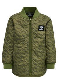 Grön vadderad bomberjacka med camouflage-mönster, ribbad krage och ärmslut, dragkedja framtill och en svart logotyp-patch på bröstet.