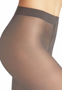 Przezroczyste, szare rajstopy o gładkiej fakturze i miękkiej gumce. Zaprojektowane tak, aby ściśle przylegały, z delikatnym połyskiem i bez widocznych szwów.