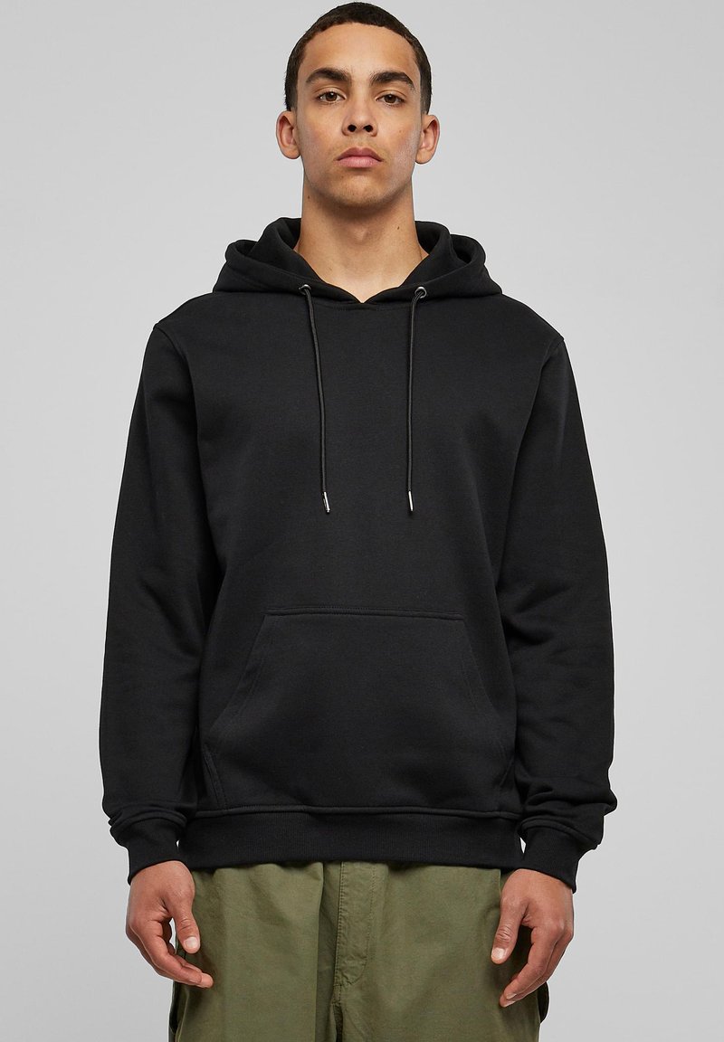 Sudadera negra con un bolsillo canguro frontal, capucha con cordón, puños acanalados y dobladillo. Hecha de un tejido suave que presenta una textura lisa.
