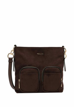 Bolso bandolera de ante marrón oscuro con dos bolsillos frontales con cremallera, herrajes dorados y una correa de hombro ajustable.