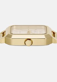 Reloj de pulsera rectangular tono dorado con una corona acanalada en el lateral y una correa de metal a juego, exhibido sobre un fondo blanco.