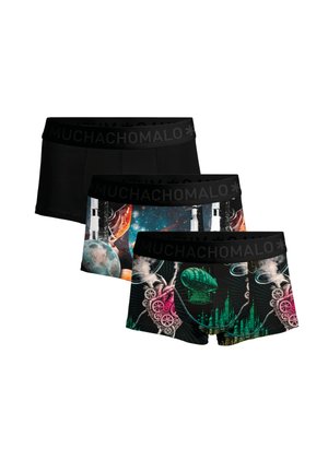 Tres bóxers para hombre con cinturillas negras etiquetadas con "MUCHACHOMALO"; uno completamente negro, uno con cohetes espaciales y planetas, y otro con engranajes steampunk.