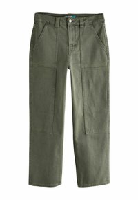 Pantalones de pierna ancha en verde oliva, fabricados en algodón resistente. Cuenta con bolsillos delanteros y acentos de costura. Cintura clásica con cierre de botón.