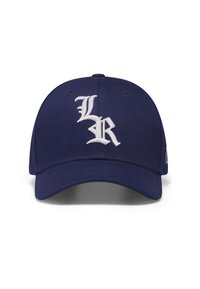 Gorra azul marino con un logo blanco bordado "LR" en la parte frontal. Diseño estructurado con visera curva y ojales para ventilación.