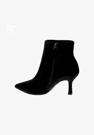 Stivale alla caviglia nero realizzato in materiale simile al suede, con punta affusolata, chiusura con zip laterale e un tacco alto e sottile.
