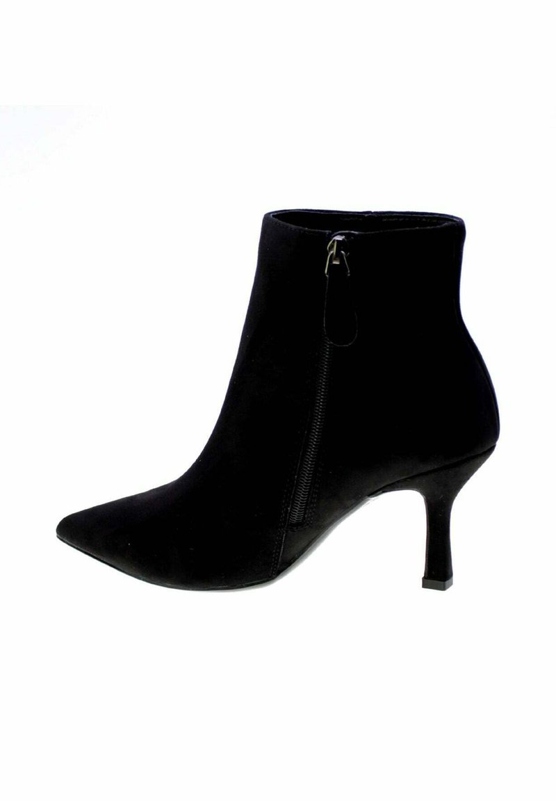 Stivale alla caviglia nero realizzato in materiale simile al suede, con punta affusolata, chiusura con zip laterale e un tacco alto e sottile.