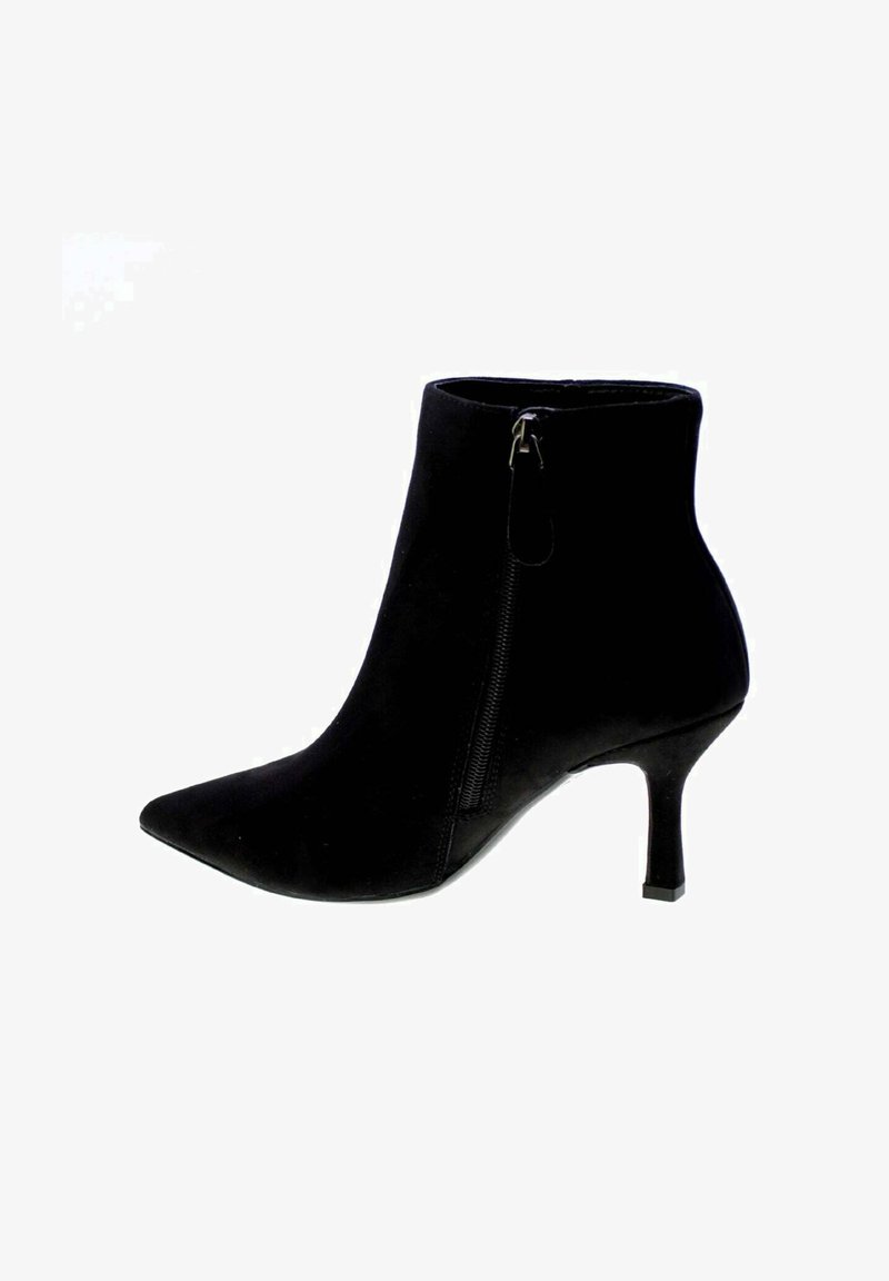 Stivale alla caviglia nero realizzato in materiale simile al suede, con punta affusolata, chiusura con zip laterale e un tacco alto e sottile.