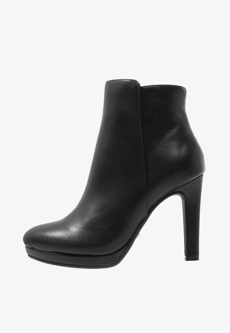 Bottine en cuir noir avec un bout pointu et un talon bloc haut, finition lisse, vue de côté.