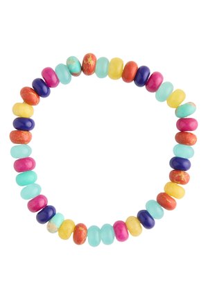 Elastisches Armband aus runden, polierten Perlen in Türkis, Pink, Gelb, Orange und Dunkelblau auf weißem Hintergrund.