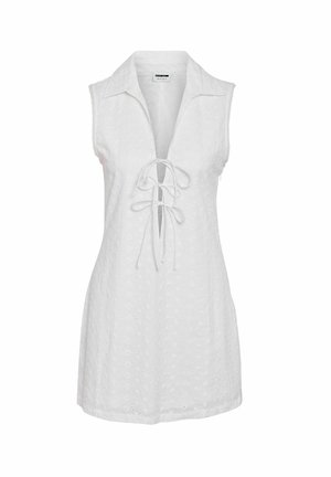 Vestido sin mangas blanco con un cuello tipo polo, escote en V en la parte delantera y detalle de cordones. Tejido texturizado con patrones decorativos sutiles en toda la prenda.