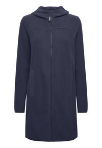 Abrigo de forro polar azul marino con cremallera, capucha y bolsillos laterales. Presenta un corte recto y una textura suave. Adecuado para el uso casual.