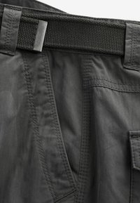 Schwarze Stoffshorts mit einem gewebten Gürtel, mehreren Taschen und sichtbaren Nähten, einem glatten Griff und einem schlanken Design.