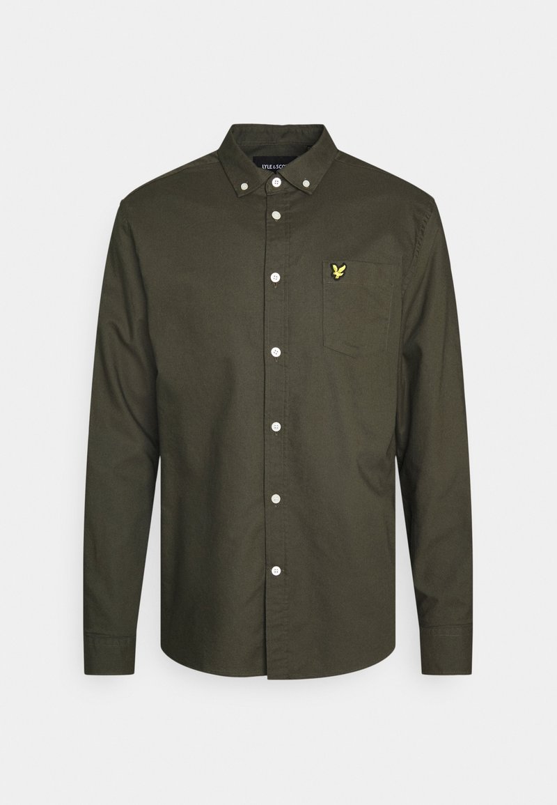 Chemise boutonnée à manches longues, vert olive, en tissu de coton, avec une poche poitrine et un logo brodé sur la poche. Boutons blancs sur toute la longueur.