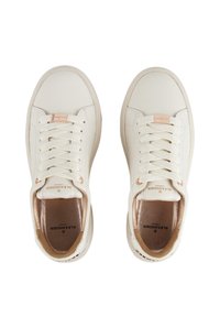 Sneakers bianchi in pelle con lacci testurizzati, dettagli dorati e un'etichetta logo rosa. Punta arrotondata e interno imbottito per il comfort.