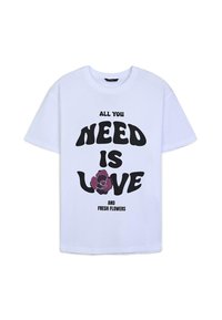 T-shirt bianca in cotone con testo nero: "TUTTO CIÒ DI CUI HAI BISOGNO È AMORE" e "FIORI FRESCHI", con un'illustrazione di un fiore viola sotto.