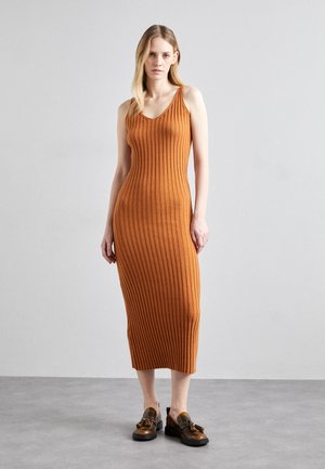 DRESS - Gebreide jurk - camel