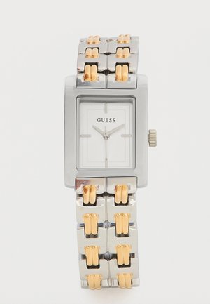 Ορθογώνιο ασημένιο ρολόι χειρός Guess με λευκό καντράν, μίνιμαλ δείκτες και δίχρωμο βραχιόλι από μεταλλικές αλυσίδες σε ασημί και χρυσό χρώμα.