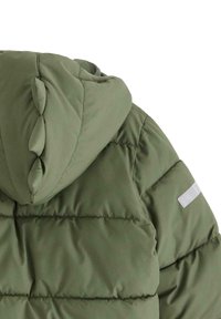 Giacca invernale imbottita verde con cappuccio, dotata di tre piccole punte in tessuto al centro e una striscia riflettente sulla manica.