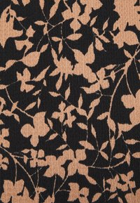 Svart och persikofärgad mönstrad tyg med blommönster, med en texturerad, ribbad yta och kontrasterande färger.