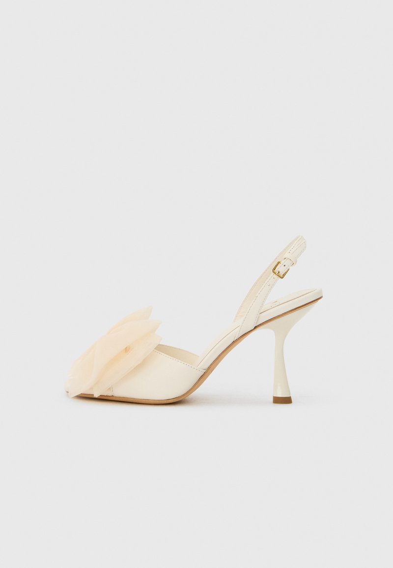 Beige lærrem med akvarellrose i kremfarget tyll, spiss tådesign og slank stiletthæl.