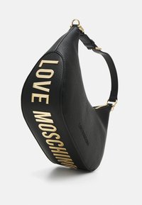 Borsa a spalla in pelle nera con un design curvo, caratterizzata da una grande scritta dorata "LOVE MOSCHINO" sul lato e una tracolla rimovibile.