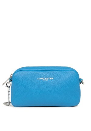 Sac à main en cuir bleu avec une surface texturée, de forme arrondie, fermeture zippée et une anse en chaîne. Équipé de matériel de couleur argent.