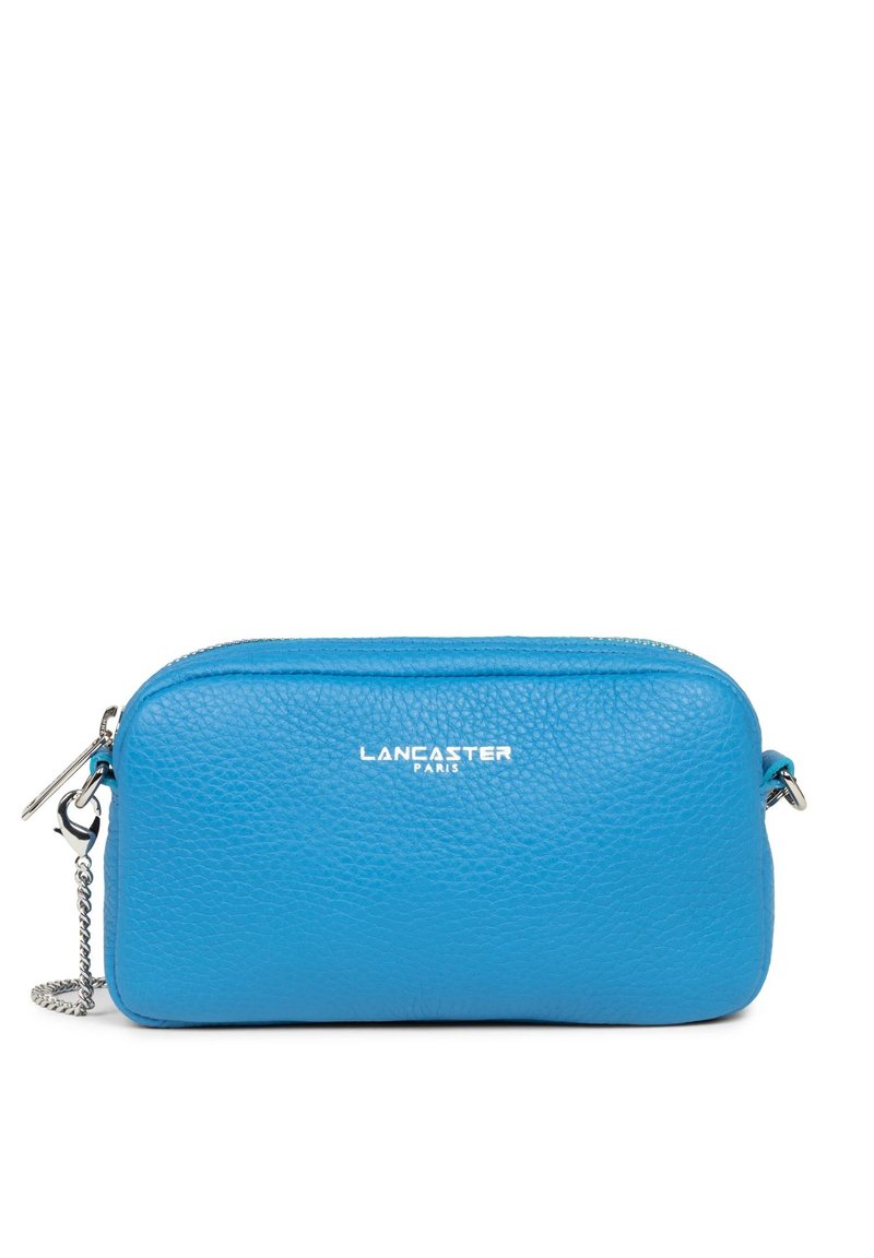 Borsa a mano in pelle blu con superficie testurizzata, forma arrotondata, chiusura con zip e tracolla a catena. Presenta accessori di colore argento.
