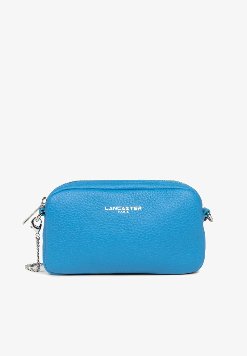 Borsa a mano in pelle blu con superficie testurizzata, forma arrotondata, chiusura con zip e tracolla a catena. Presenta accessori di colore argento.