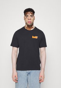 Levi's® RELAXED FIT - Apdrukāts T-krekls - caviar
