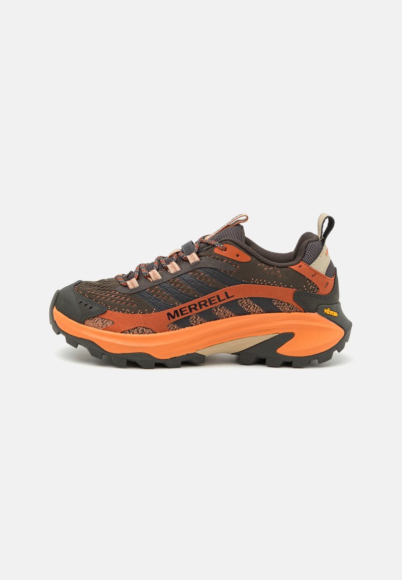 Buty biegowe Merrell w ciemnym brązie i pomarańczu, z oddychającą siateczkową cholewką, solidną gumową podeszwą oraz sznurowanym zapięciem.