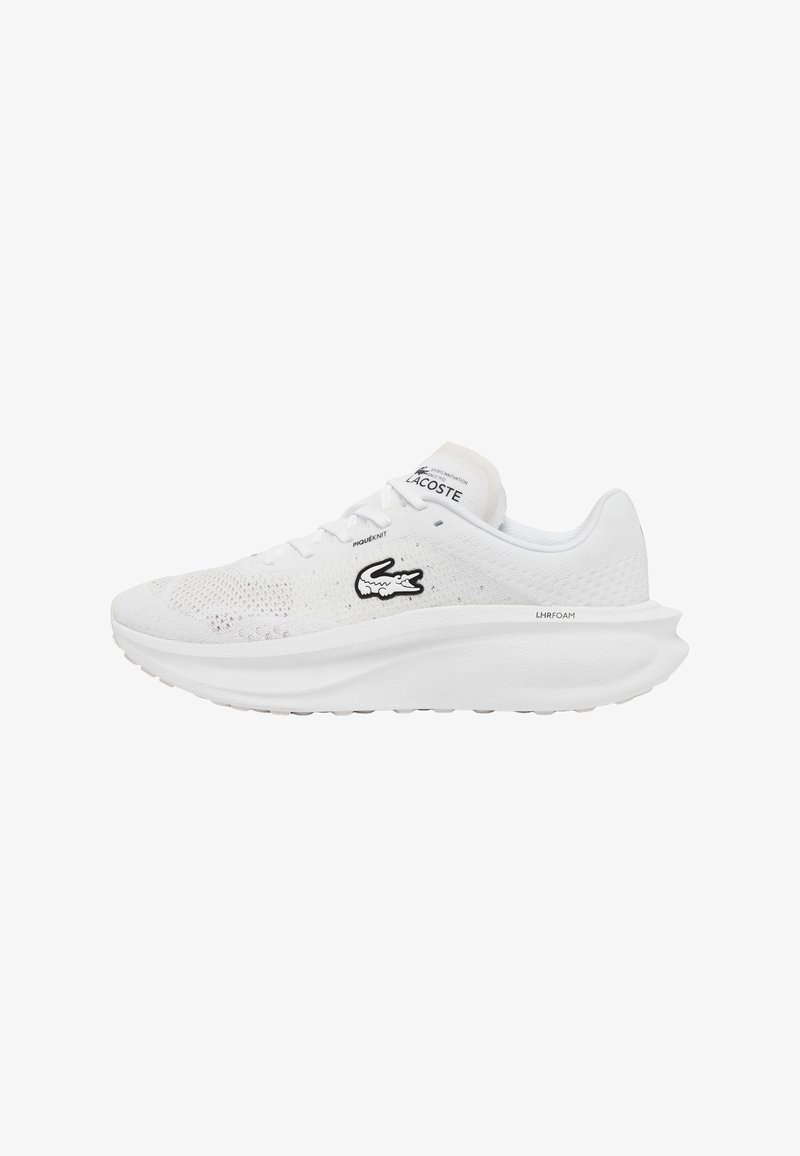 Baskets athlétiques blanches avec une tige en maille tricotée, une semelle rembourrée et un logo noir en accent. Dotées d'un col style chaussette et de détails texturés.