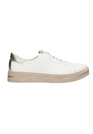 Baskets blanches en cuir avec une finition texturée, dotées d'un accent de talon en métal doré et d'une semelle de style espadrille tissée. Conception à lacets.