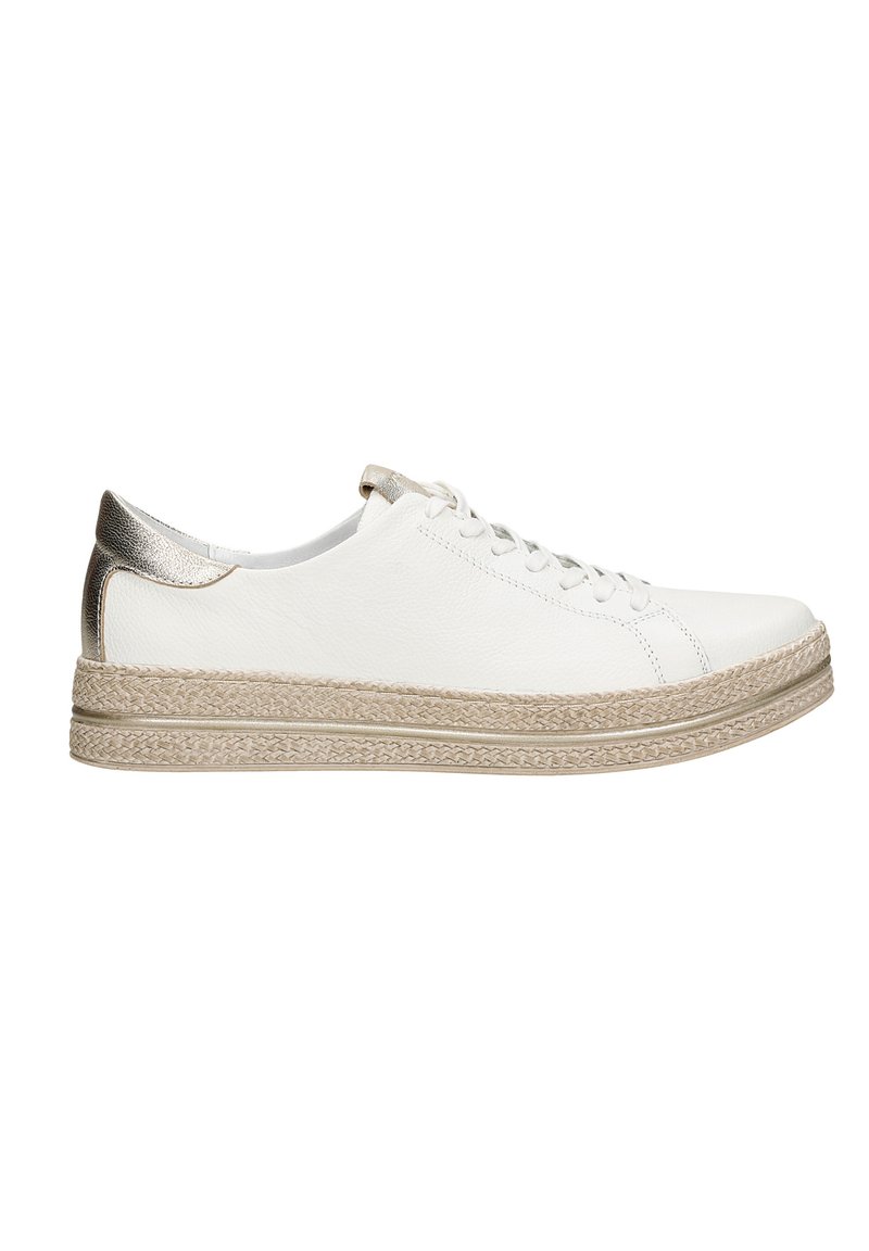Sneaker bianco in pelle con finitura testurizzata, dotato di un accento metallico dorato sul tallone e una suola in stile espadrilla intrecciato. Design con lacci.