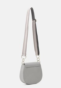 Grau Leder Umhängetasche mit abgerundeter Form, ausgestattet mit einem gestreiften Stoffgurt in Grau und Rosa sowie goldfarbenen Hardware-Akzenten.