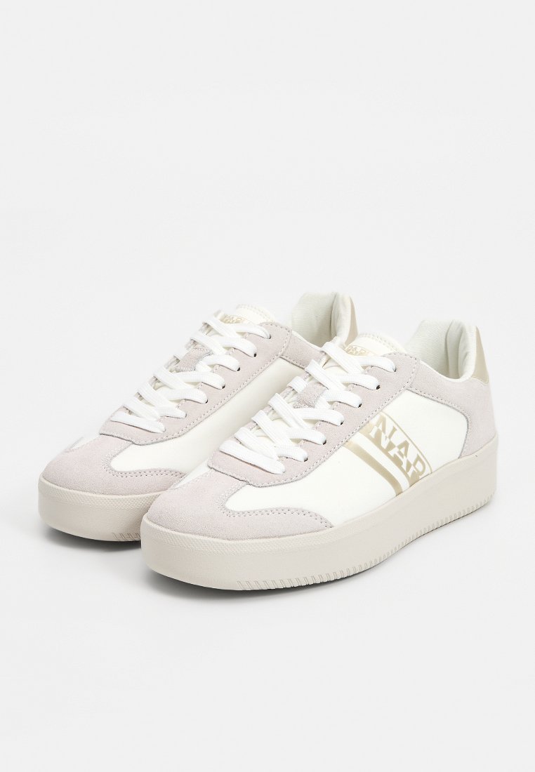 Zapatillas blancas y gris claro con una parte superior de ante texturizado y cuero liso. Cuentan con cordones planos y un detalle de logo en oro en el lateral.