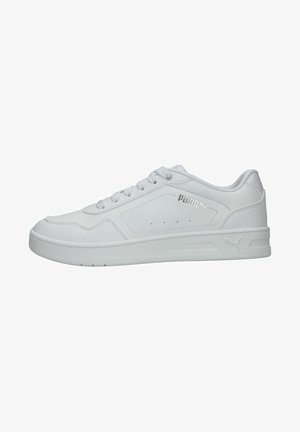 Zapatillas deportivas blancas con un upper sintético liso, cuello acolchado y suela de goma plana. Presentan un logo sutil en el lateral y perforaciones mínimas.