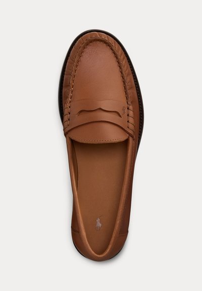 Brązowy skórzany mokasyn typu penny loafer z przeszyciami w kształcie noska moc toe, czarną podeszwą oraz małym logo konia na wkładce, widziany z góry.