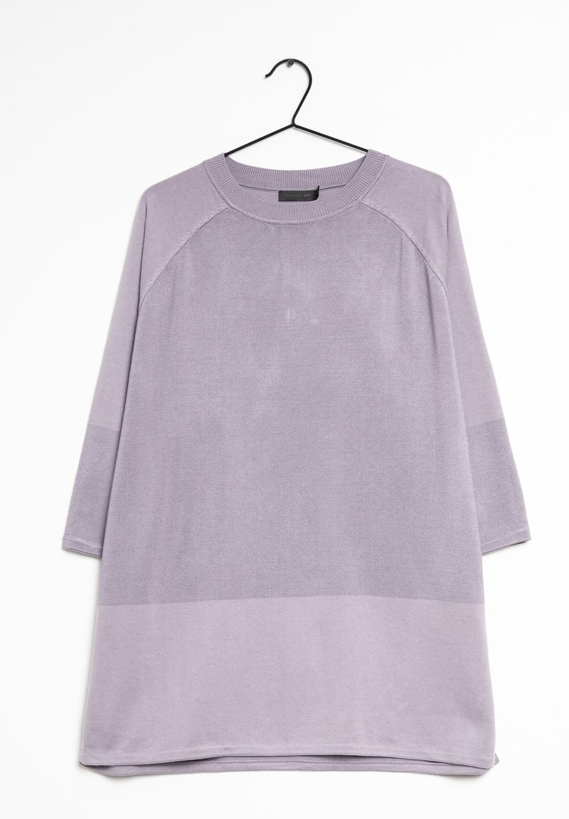 Maglietta a maniche lunghe di un delicato viola chiaro con scollatura rotonda, caratterizzata da una texture a coste sulle spalle e sull'orlo inferiore, esposta su un appendiabiti nero.