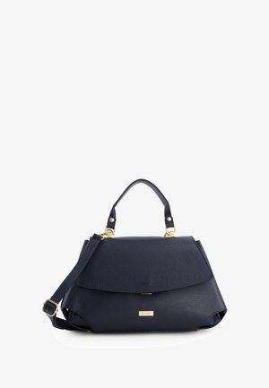 Sac à main en cuir bleu marine avec une forme structurée, matériel en or, poignée supérieure courte et bandoulière amovible. Surface texturée et détail du logo.