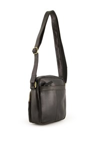 Sort læder crossbody taske med en enkelt justerbar rem, lynlåslukning og en frontlomme. Har glat tekstur og hardware i guldtoner.