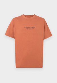 CALI MEDALLION TEE UNISEX - Print T-shirt - red rock