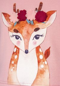 Illustration av en brun hjort med vita fläckar, prydd med rosa och burgunderfärgade blommor mot en ljusrosa bakgrund. Har stora, uttrycksfulla ögon.