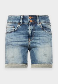 Shorts en denim bleu clair avec des accents déchirés. Comprend une fermeture à double bouton, un design à cinq poches et des revers roulés pour un look décontracté.