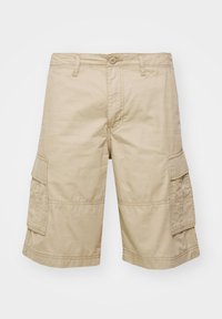 Shorts cargo beiges avec fermeture à bouton, passants pour ceinture et poches à rabats des deux côtés, présentés sur un fond blanc uni.