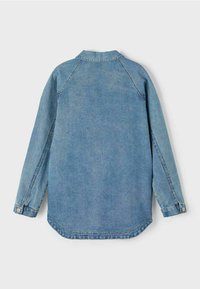 Lichtblauw spijkerhemd met lange mouwen, een kraag en geknoopte manchetten. Kenmerkt een gebogen zoom en schone stiksels, die een klassiek ontwerp tonen.