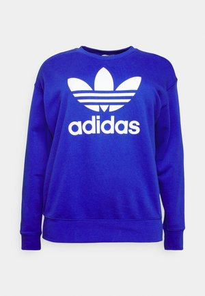 Blauwe Adidas sweater met wit trefoil-logo en tekst op de voorkant, lange mouwen en een ronde hals.