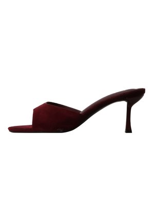 Mule en daim rouge foncé à bout ouvert avec un talon haut et fin et un design carré à l'avant.