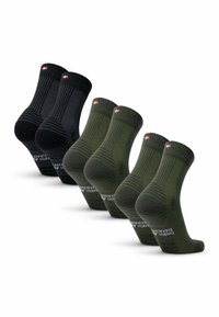 Calcetines negros y verde oliva, con textura acanalada, talones reforzados y detalles de logotipo. Se exhiben cuatro pares, con diferentes tonalidades.