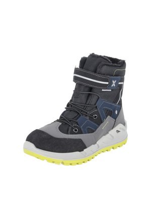 Botte d’hiver montante avec panneaux noirs, gris et bleus, semelle jaune, lacets et une bride réfléchissante traversant l’ouverture de la cheville.
